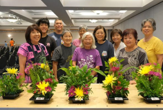 JCCH photo of
                          volunteers and student arrangements